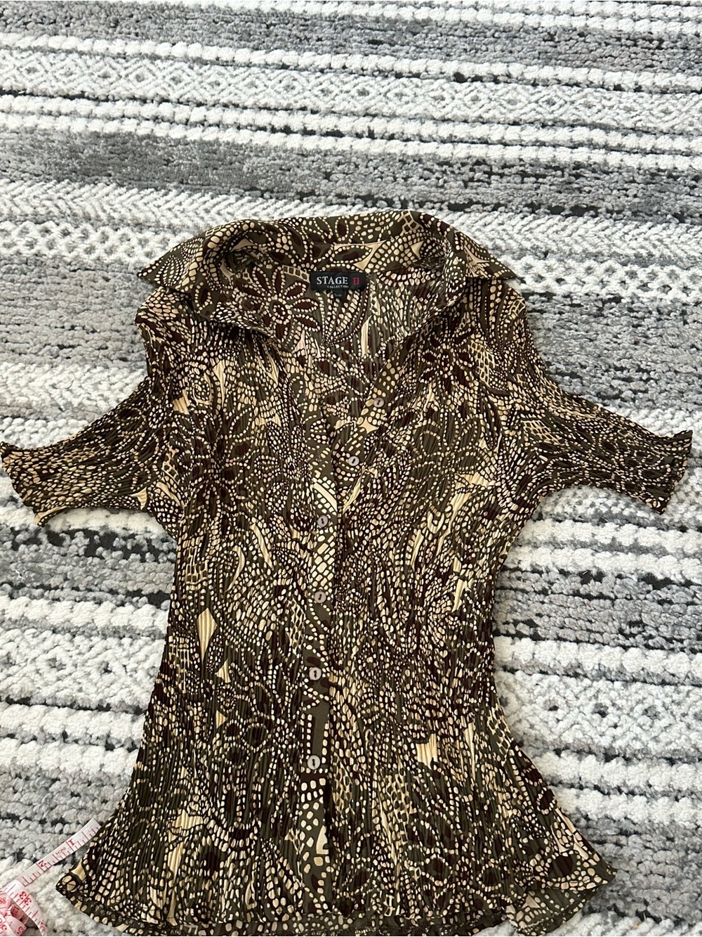 Retro pattern button up top